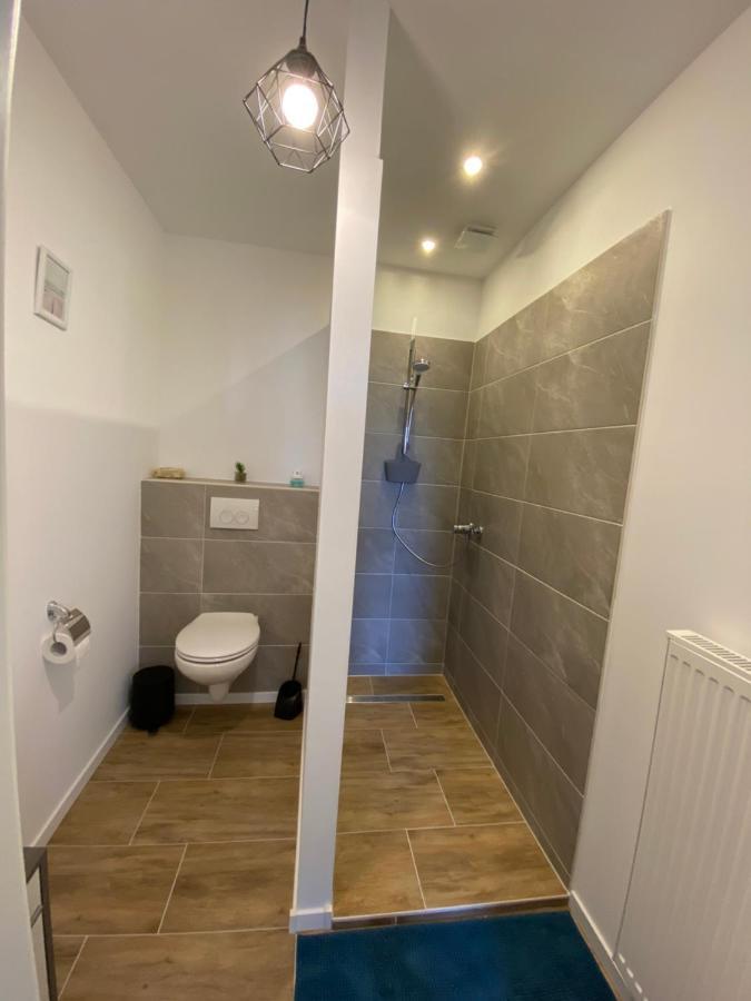 Großes Doppelzimmer mit eigenem Bad und Kühlschrank, frisch saniert Friedrichskoog Exterior foto