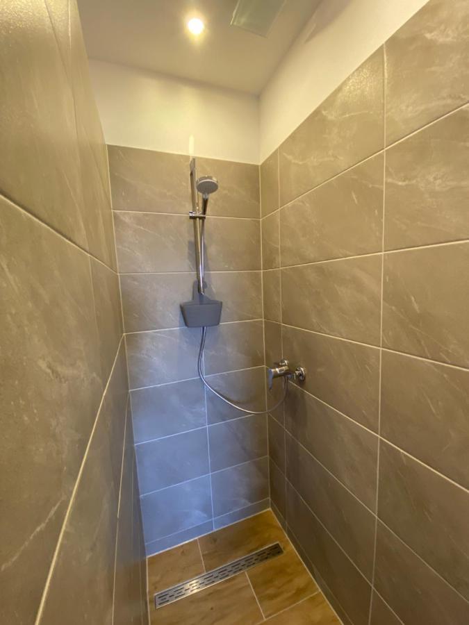 Großes Doppelzimmer mit eigenem Bad und Kühlschrank, frisch saniert Friedrichskoog Exterior foto