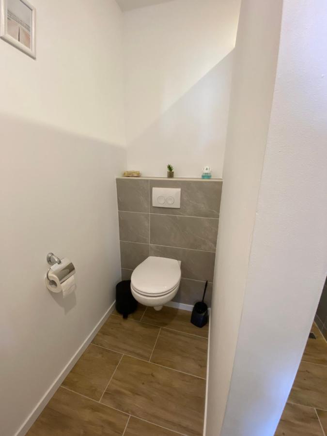 Großes Doppelzimmer mit eigenem Bad und Kühlschrank, frisch saniert Friedrichskoog Exterior foto